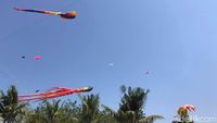 Foto: Saat Layang-layang Hiasi Langit Pantai di Makassar