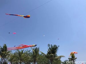 Foto: Saat Layang-layang Hiasi Langit Pantai di Makassar