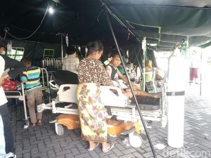 Gempa 6,5 SR, Pasien RSUP NTB Dirawat di Parkiran Gempa 6,5 SR, Pasien RSUP NTB Dirawat di Parkiran
