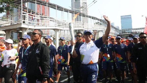 Tutup Kirab Obor, Dirut BNI Turut Usung Obor sejauh 350 Meter