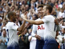 Kane merayakan golnya tersebut bersama Dele Alli dan Lucas Moura. Foto: Julian Finney/Getty Images