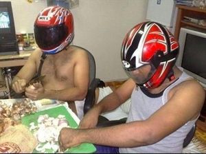 Kocak! Pakai Jas Hujan hingga Helm, Begini Jadinya Kalau Cowok Masak