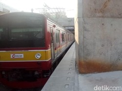 Kebakaran di Dekat Rel Padam, KRL Duri-Tangerang Sudah Normal