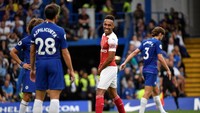 Arsenal sempat mendapatkan peluang bagus untuk langsung menyamakan kedudukan di menit ke-19 lewat Pierre-Emerick Aubameyang. Tapi sepakan Aubameyang menyambut umpan tarik melambung, padahal posisinya bebas di dalam kotak penalti. (Foto: Toby Melville/REUTERS)