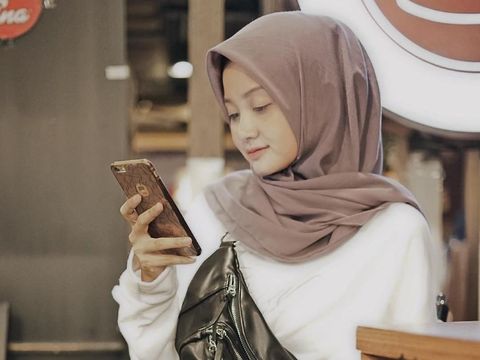 Youtuber Linda Kayhz membuatkan tips hijab anti letoy.