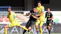 Statistik lain Ronaldo adalah mencatatkan 90% (27-30) umpan sukses. Itu termasuk dua umpan kunci. Pesepakbola 33 tahun itu juga mencatatkan 3 kemenangan duel area, dan tiga kali kehilangan penguasaan bola. (REUTERS/Alberto Lingria)