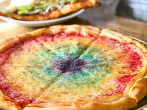 Cantiknya! Pizza Keju Bertabur Glitter Pelangi yang Lagi Hits Cantiknya! Pizza Keju Bertabur Glitter Pelangi yang Lagi Hits