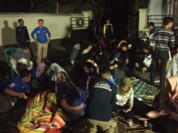 Warga di Mataram Berlarian ke Lapangan Saat Gempa 7,0 SR