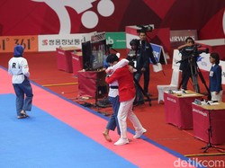 Defia Usai Raih Emas: Berlari dengan Bendera, Peluk Pelatih, Salami Jokowi