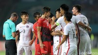 Pemain Indonesia dan Hong Kong sempat bersitegang.