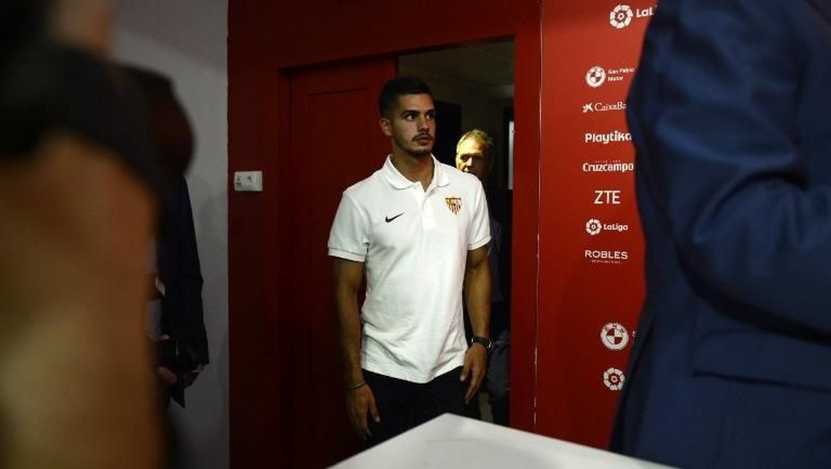 Andre Silva saat diperkenalkan sebagai pemain Sevilla. (Foto: Cirstina Quicler/AFP Photo)
