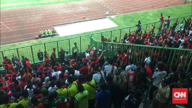 Suporter Hong Kong Dipindahkan dari tribune penonton Stadion Patriot.