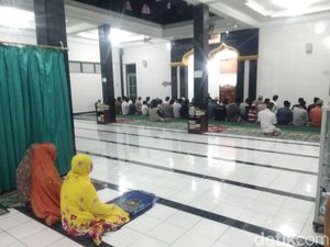 Jemaah Salat Berlarian Saat Gempa Lombok, Imam Tetap Khusyuk