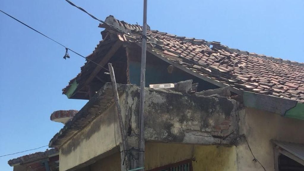 Potret Rumah di Poto Tano Sumbawa Roboh Akibat Gempa 6,9 SR