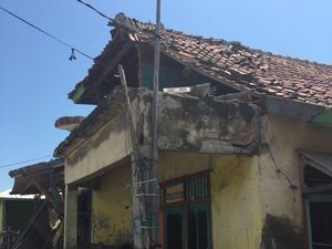 Potret Rumah di Poto Tano Sumbawa Roboh Akibat Gempa 6,9 SR