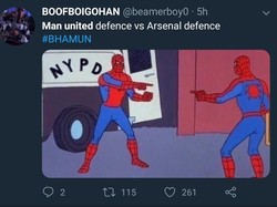 Lini belakang MU sama jeleknya seperti Arsenal musim ini. Setuju? (Foto: Twitter @beamerboy0)