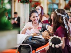 Viral, Momen Ayah yang Sakit Keras Berjuang Dampingi Putrinya di Pernikahan