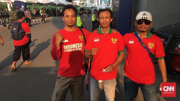 Suporter Timnas Indonesia antre tiket pertandingan melawan Hong Kong sejak subuh.