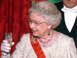 Pelayan Ratu Elizabeth II Positif Terinfeksi Corona