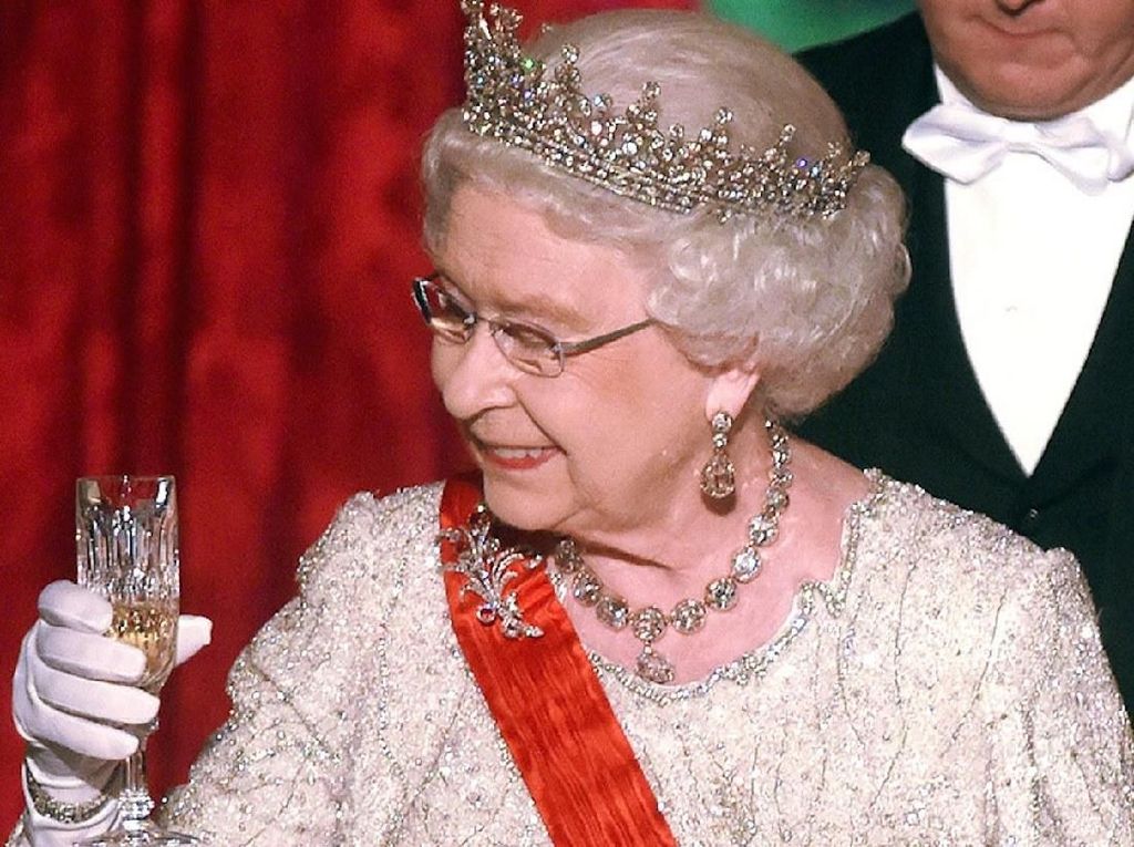Pelayan Ratu Elizabeth II Positif Terinfeksi Corona Pelayan Ratu Elizabeth II Positif Terinfeksi Corona