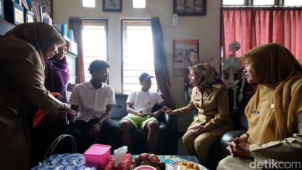 Pamit Mau TC Timnas U-16, Bagus-Bagas Cium Tangan Guru Sekolahnya