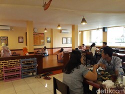 Melahap Ayam Goreng Kampung dengan Sambal Pedas Nonjok