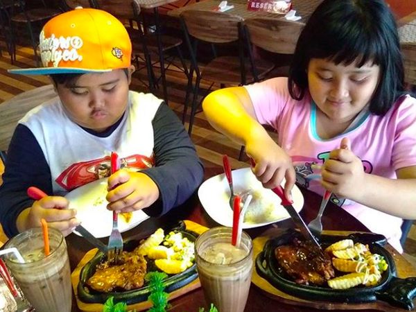 Ini Gaya Makan Lahap Fairel, Bocah yang Melongo Lihat Jokowi Naik Motor