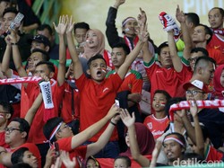 Suporter merayakan gol-gol yang dicetak oleh timnas Indonesia.