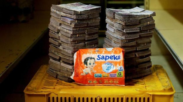 Sebelum devaluasi bolivar, sebungkus popok dibanderol 8 juta bolivar.