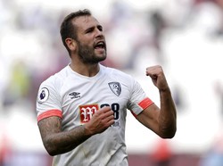 Steve Cook menjadi benteng tangguh Bournemouth kala mempermalukan West Ham di kandangnya sendiri 1-2. Sebanyak 11 sapuan dilakukan Cook, plus mencetak gol kemenangan bagi timnya. (Foto: Henry Browne/Getty Images)