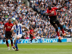 MU mencetak gol balasan lewat sundulan Romalu Lukaku di menit ke-34. Saat itu, mereka sudah ketinggalan  dua gol. Tim tuan rumah menggandakan keunggulan via Shane Duffy di menit ke-25. (Foto: David Klein/Reuters)
