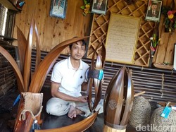 Kreatif, Warga Pasuruan Ini Sulap Daun Kelapa jadi Lampu Hias