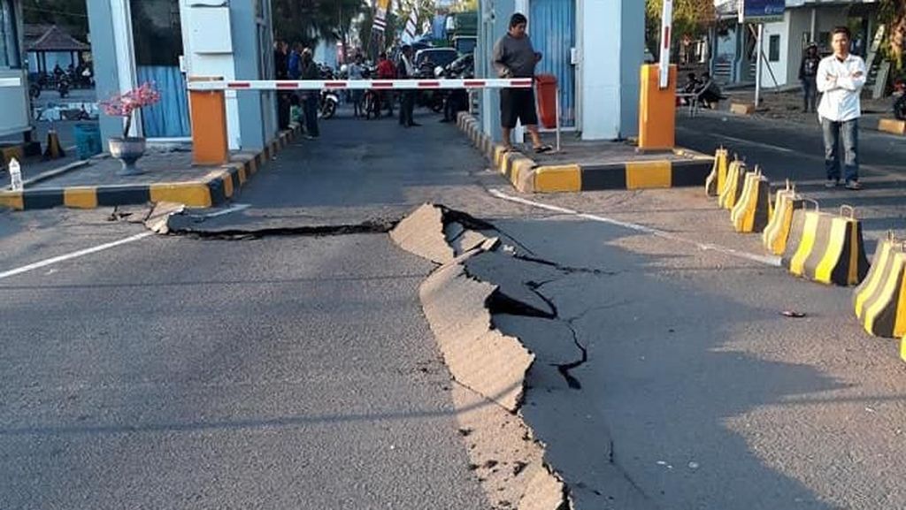 Penampakan Jalan Retak di Pelabuhan Kayangan Lombok Utara Penampakan Jalan Retak di Pelabuhan Kayangan Lombok Utara