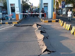 Penampakan Jalan Retak di Pelabuhan Kayangan Lombok Utara Penampakan Jalan Retak di Pelabuhan Kayangan Lombok Utara