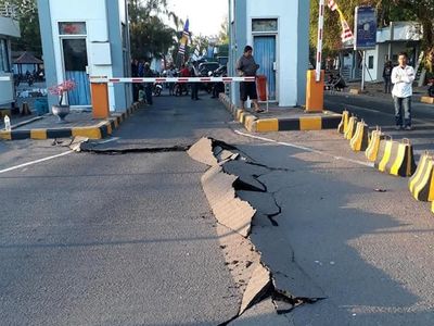 Penampakan Jalan Retak di Pelabuhan Kayangan Lombok Utara