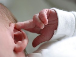 Cara agar Telinga Bayi Tidak Sakit Saat Naik Pesawat