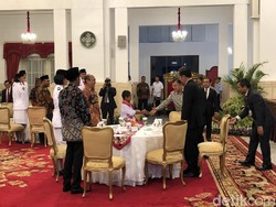 Makan Siang Bersama, Jokowi Ajak Joni dan Paskibraka Duduk Semeja