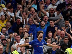 Marcos Alonso menjadi mimpi buruk bagi Arsenal. Alonso mengkreasikan gol pertama Chelsea yang dicetak Pedro Rodriguez, sebelum mencetak gol kemenangan timnya untuk membuat Arsenal gigit jari dengan kekalahan 2-3. (Foto: Toby Melville/Reuters)