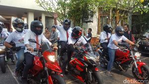 Bukan Stuntman tapi Dibonceng, Ini Gaya Sekjen Pro-Jokowi Naik Moge