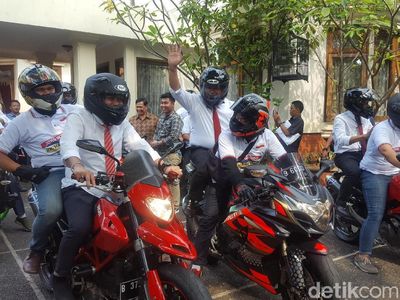 Bukan Stuntman tapi Dibonceng, Ini Gaya Sekjen Pro-Jokowi Naik Moge