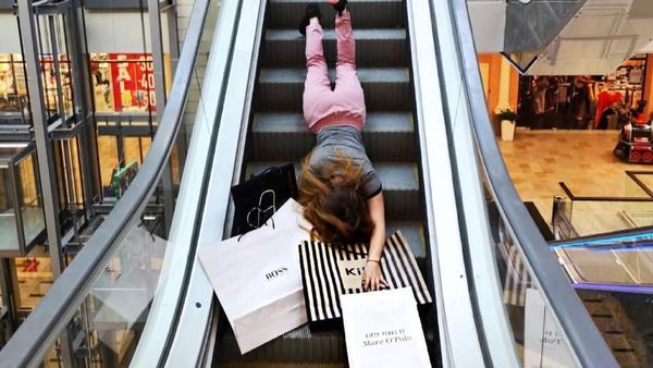 Deretan Wanita Cantik Posting Foto Pose Tersungkur yang Tren di Instagram