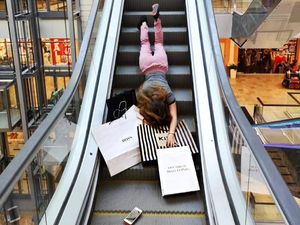 Deretan Wanita Cantik Posting Foto Pose Tersungkur yang Tren di Instagram