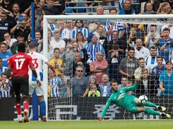 Setan Merah ketinggalan 1-3 di babak pertama. Gol ketiga Brighton tercipta di menit ke-44 lewatpenalti Pascal Gross. Eric Bailly penyebab penalti itu. (Foto: David Klein/Reuters)