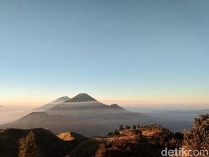 Sunrise di Gunung Prau Saat Kemarau yang Cantik Banget