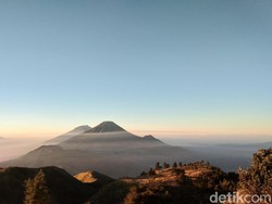 Sunrise di Gunung Prau Saat Kemarau yang Cantik Banget