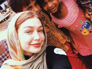 Cantiknya Gigi Hadid Pakai Pashmina Saat Kunjungi Pengungsi Rohingya Cantiknya Gigi Hadid Pakai Pashmina Saat Kunjungi Pengungsi Rohingya
