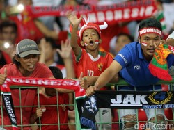 Mereka juga meneriakkan yel-yel dukungan.