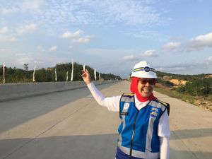 Bos Jasa Marga Tertawa Tugu Tol Madiun Disebut Mirip Palu Arit