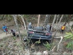 Tak Kuat Nanjak, Pikap Angkut Rombongan Petakziah Jatuh ke Jurang