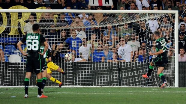 Domenico Berardi mencetak gol dari titik penalti.